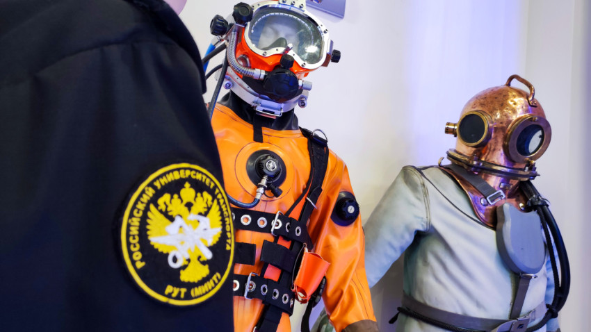 Курсанты РУТ рядом с водолазными костюмами выставочной экспозиции