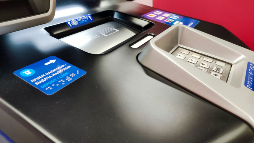 Рабочая зона банкомата ВТБ с приёмником наличных и клавиатурой