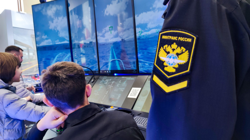 Курсанты у морского тренажёра с шевроном Минтранса России