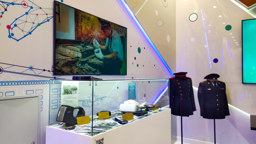 Экспозиция Минтранса РФ с формой и оборудованием в павильоне ВДНХ