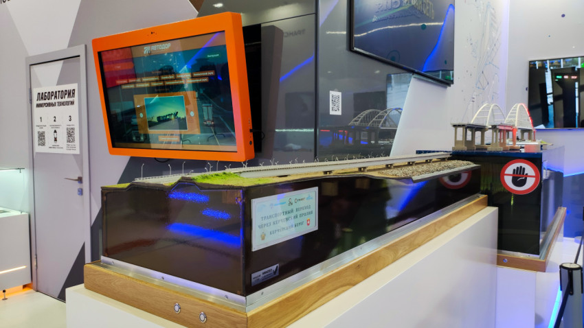 Макет транспортного перехода через Керченский пролив в выставочном павильоне ВДНХ