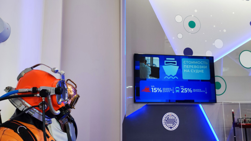 Макет водолазного снаряжения и экран со статистикой перевозок на морском стенде