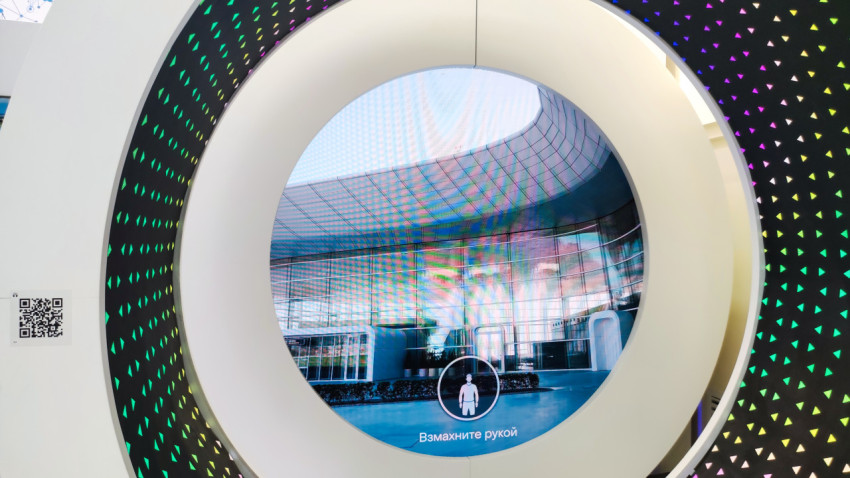 Интерактивный круговой экран с изображением современного аэропорта