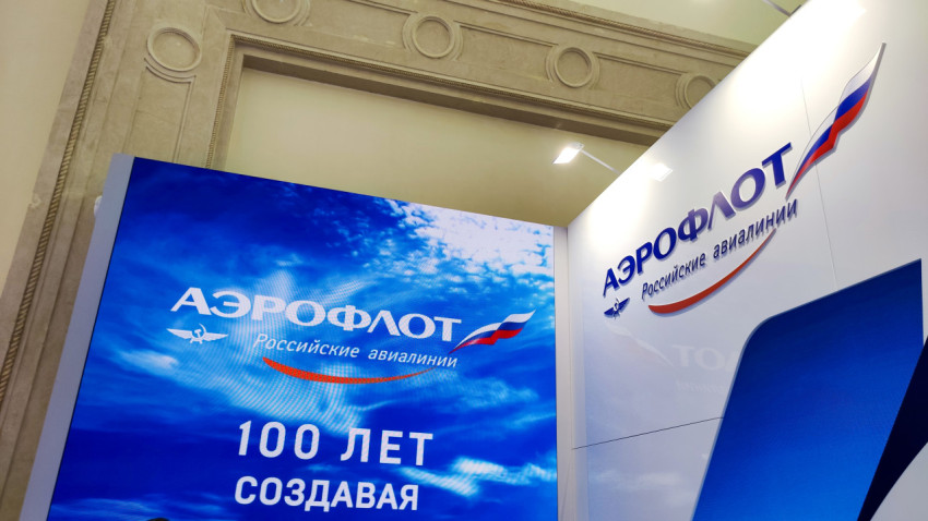 Экран стенда «Аэрофлот» с юбилейным сообщением на выставке
