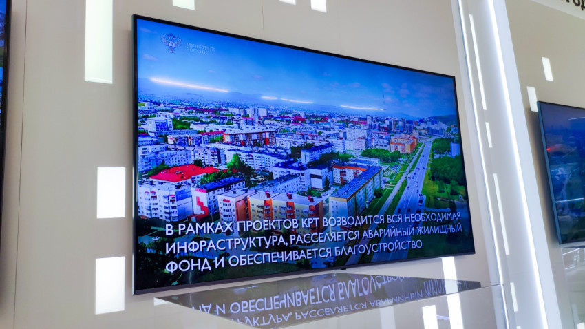 Экран с видеоматериалом о проектах КРТ на экспозиции «Строим будущее»