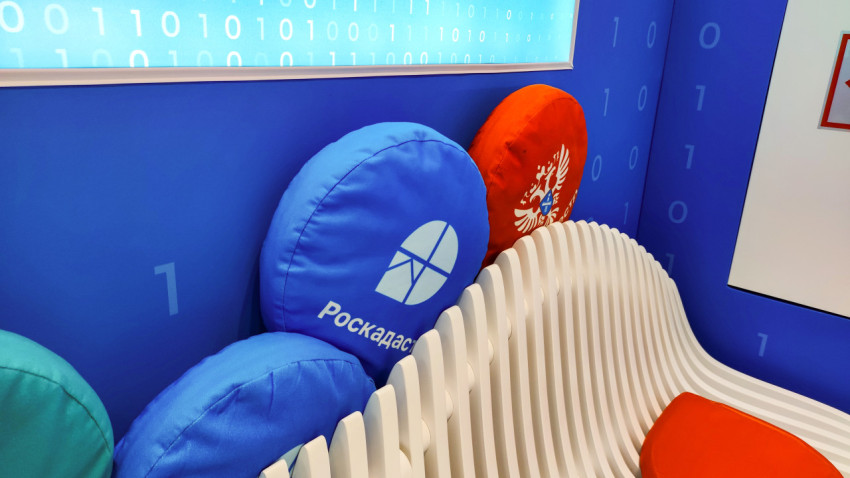 Мягкие брендированные подушки Роскадастра в зоне отдыха экспозиции