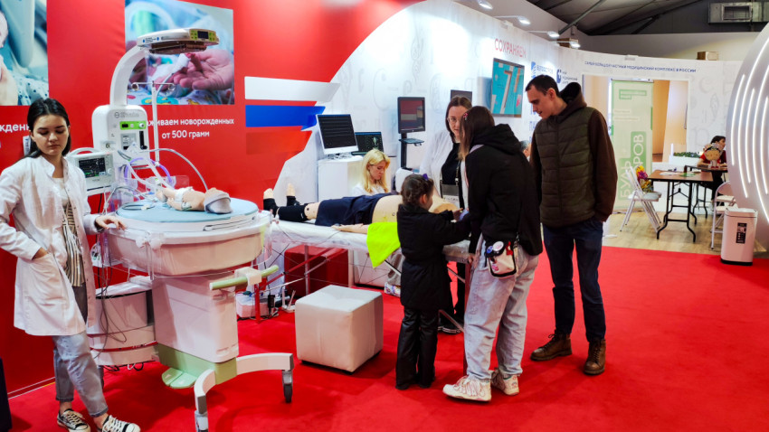 Демонстрация неонатального оборудования на медицинской выставке