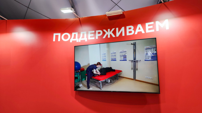 Видеопанель реабилитационного центра на ярко-красном стенде