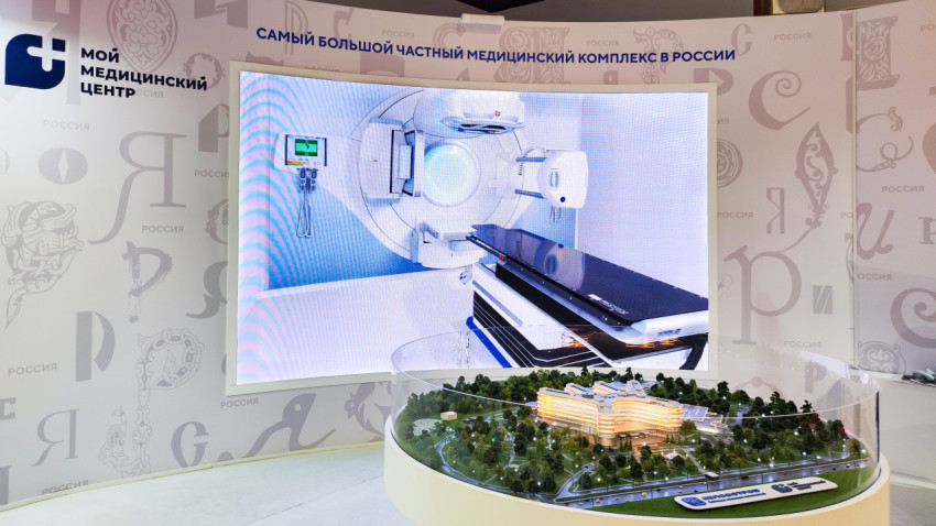 Макет медицинского комплекса и видеопанель с демонстрацией диагностического оборудования