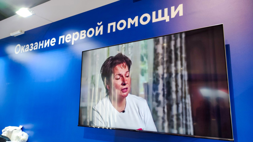 Экран с видеоматериалами на стенде по оказанию первой помощи