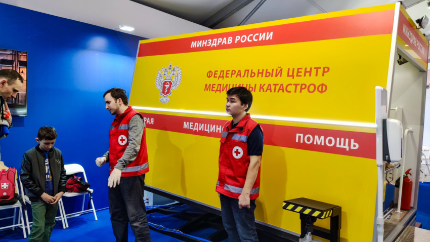Инструкторы Красного Креста на стенде медицины катастроф
