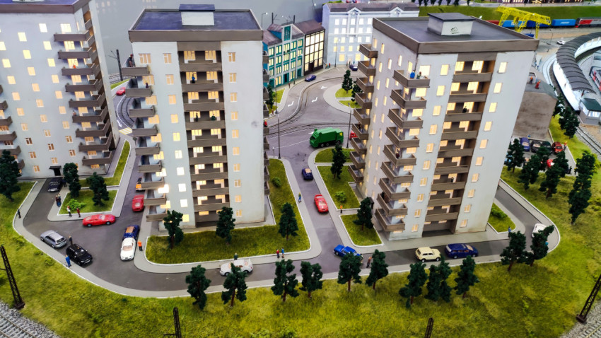 Макет жилой застройки с трамвайной линией и городской инфраструктурой