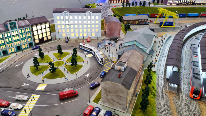 Макет транспортного узла с трамваем, жилыми кварталами и железнодорожными путями