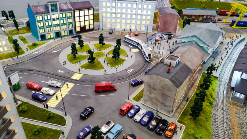 Макет городской площади с круговым трамвайным движением и прилегающими зданиями