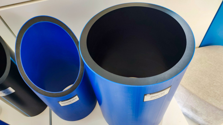 Образцы труб большого диаметра на демонстрационной витрине экспозиции