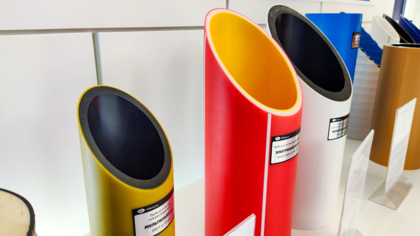 Цветные образцы труб различного назначения в экспозиции «Строим будущее»