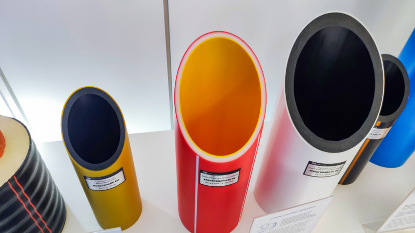 Образцы полимерных труб на демонстрационной витрине экспозиции «Строим будущее»