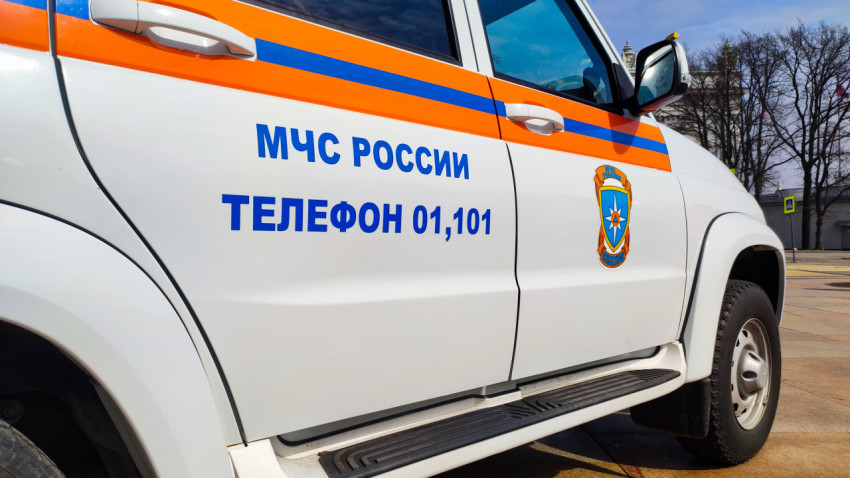 Фрагмент двери служебного автомобиля МЧС России