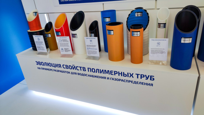 Витрина с образцами труб различного назначения в экспозиции «Строим будущее»