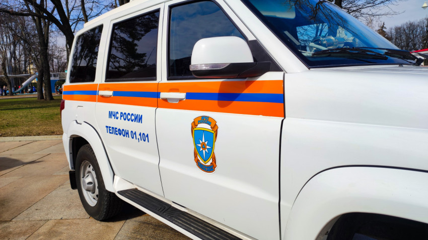 Боковая часть служебного автомобиля МЧС России на площадке ВДНХ