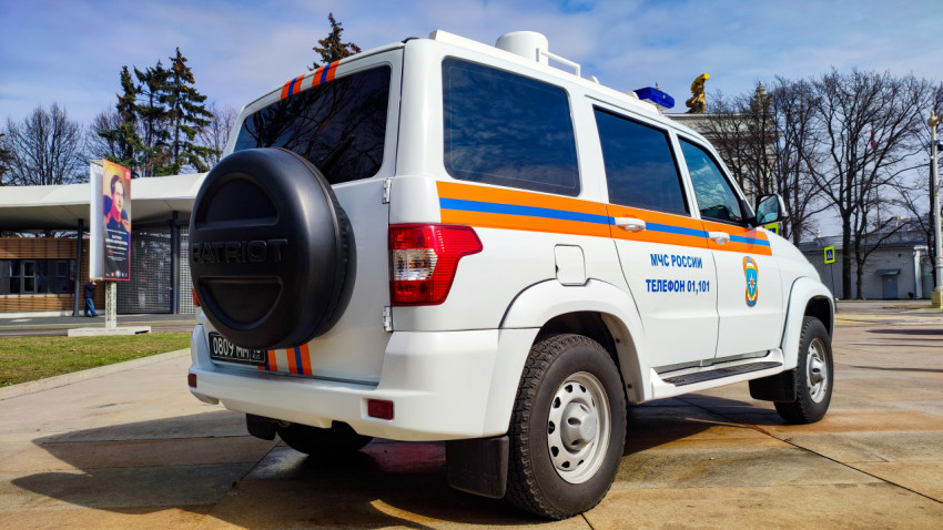 Задняя часть автомобиля УАЗ Патриот МЧС России на площадке ВДНХ