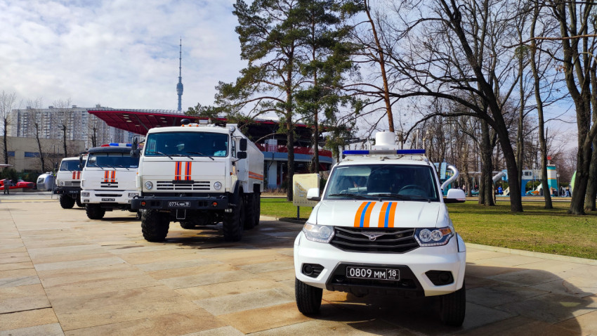 Ряд автомобилей МЧС у выставочных павильонов ВДНХ