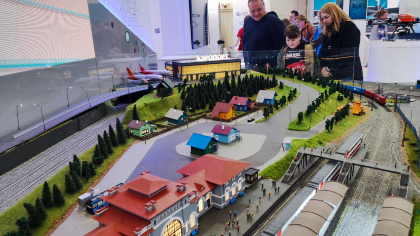 Макет городского вокзала и пригородного поселка на выставке в павильоне ВДНХ
