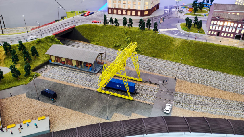 Макет железнодорожного терминала с грузовым краном и контейнером