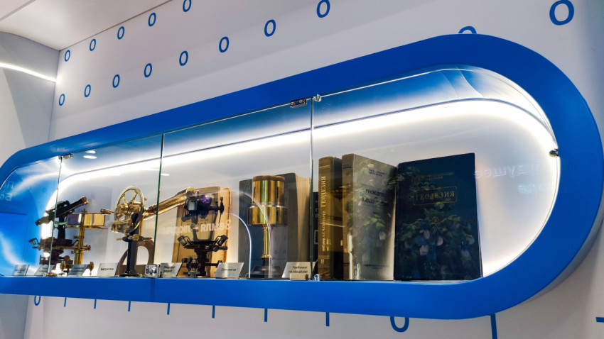 Витрина с историческими геодезическими приборами и учебниками