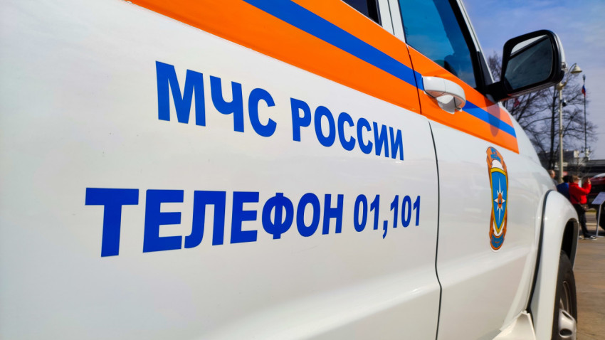 Надпись на борту служебного автомобиля МЧС России на площадке ВДНХ