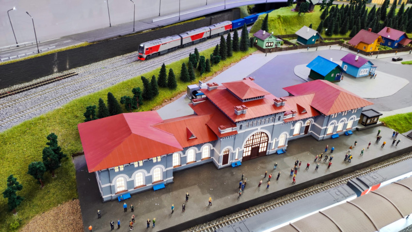 Фасад вокзала и пассажирская платформа на выставочном макете