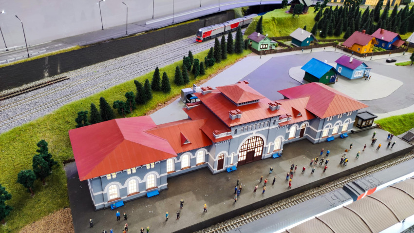 Здание вокзала и железнодорожные пути на масштабном макете