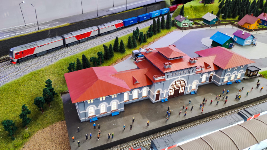 Макет железнодорожного вокзала и грузового поезда в павильоне ВДНХ