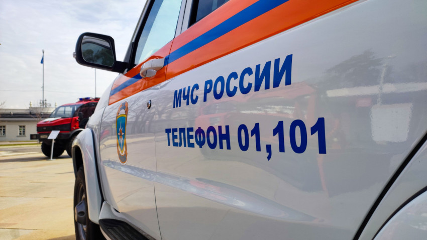 Боковой ракурс автомобиля МЧС России на фоне выставочной площадки