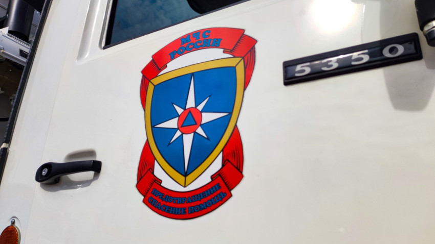 Эмблема МЧС России и индекс модели 5350 на кузове автомобиля