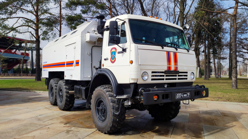 Специализированный грузовик КАМАЗ МЧС России на территории ВДНХ
