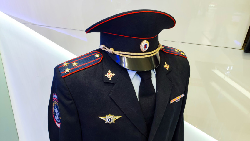 Форменная одежда МВД России на выставочном манекене