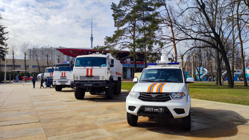 Белые спецавтомобили МЧС на фоне Останкинской телебашни