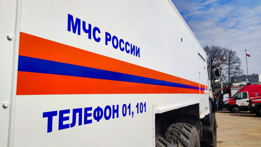 Боковой вид автомобиля МЧС России с контактной информацией