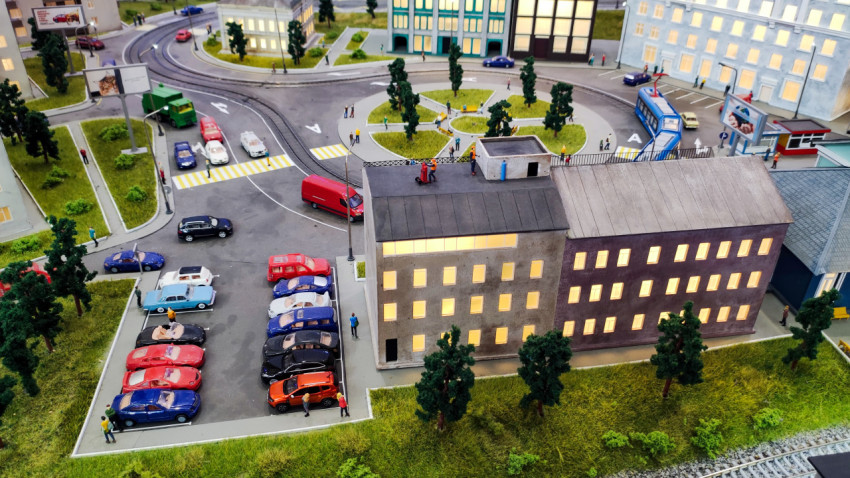 Парковка, трамвайные пути и административное здание на выставочном макете