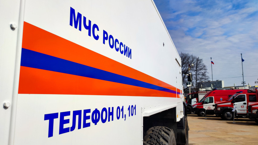 Автомобиль МЧС с фирменной полосой на фоне выставочной площадки ВДНХ