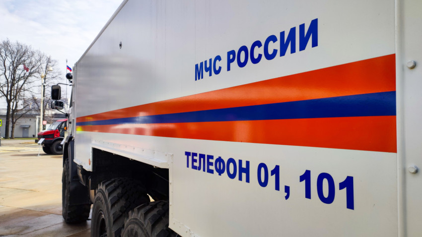 Боковая панель автомобиля МЧС России с экстренными номерами