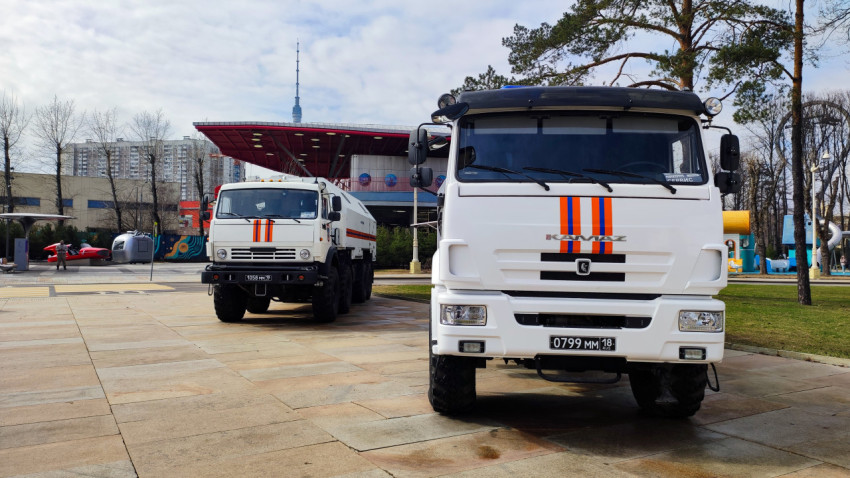 Спецтехника МЧС России на площадке ВДНХ с видом на Останкинскую башню