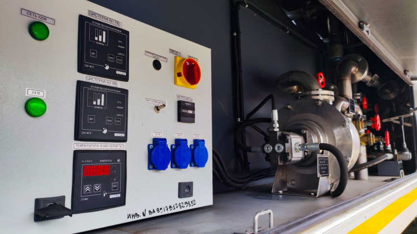 Управляющая панель и насосный модуль автомобиля МЧС крупным планом