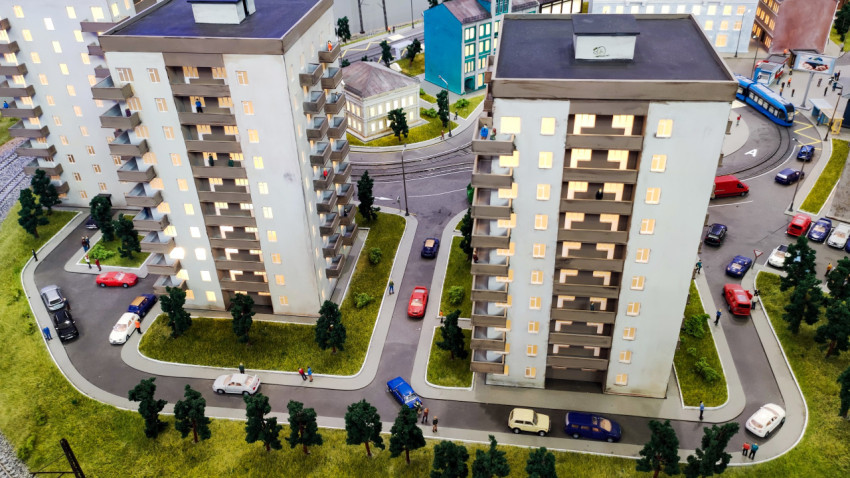 Многоэтажные жилые дома и трамвайная линия на городском макете