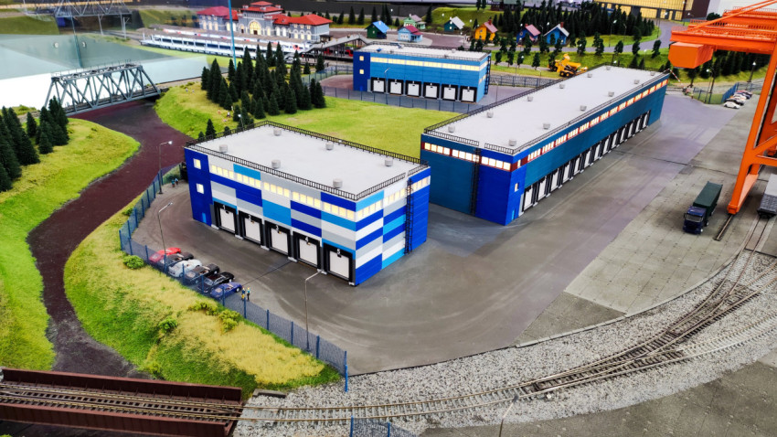 Производственно-складские здания и железнодорожные пути на масштабном макете