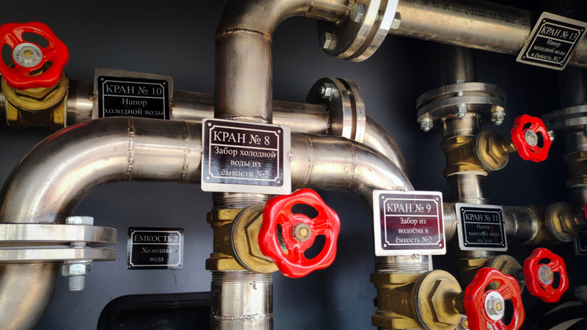 Маркированные краны и трубная арматура системы холодной воды спецавтомобиля МЧС