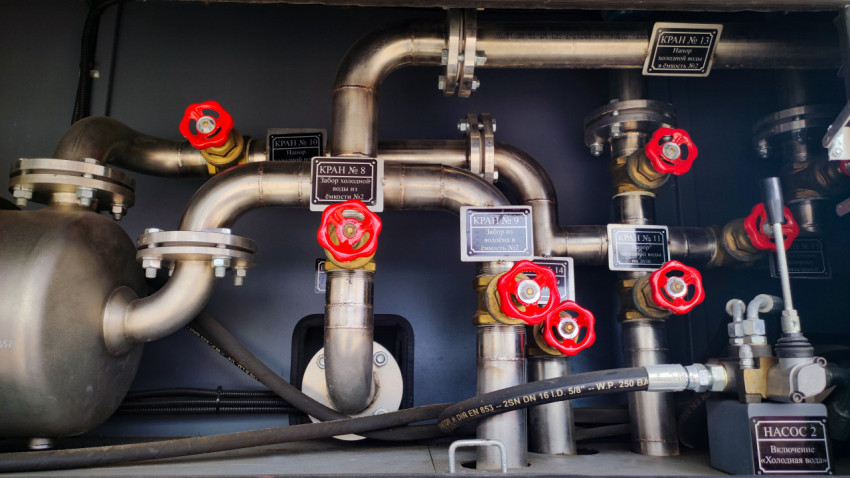 Узел холодного водоснабжения с маркированными кранами спецавтомобиля МЧС