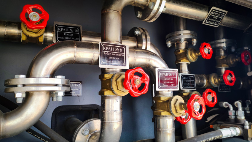 Блок трубопроводов с кранами №8, №9 и №10 в техническом модуле спецтехники МЧС