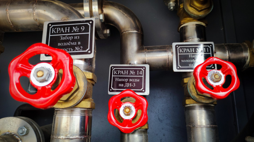 Краны №9, №14 и №11 в трубопроводном узле спецавтомобиля МЧС